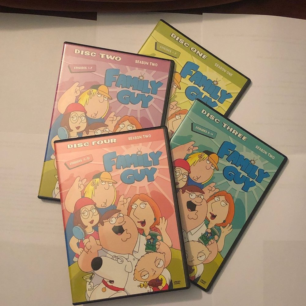 * -- Bundle / Set 4 DVDs  -  Family Guy 28 Episodes - season 1 and 2
